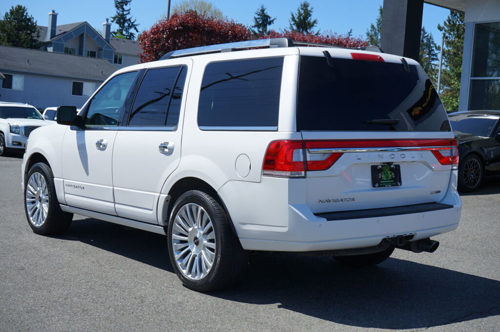 Used 2016 Lincoln Navigator Select AWD/4WD image 3