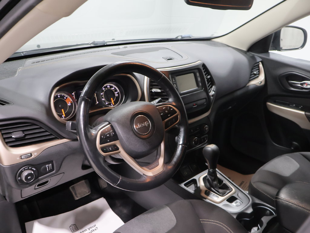 Used 2018 Jeep Cherokee Latitude w/ Cold Weather Group FWD image 14