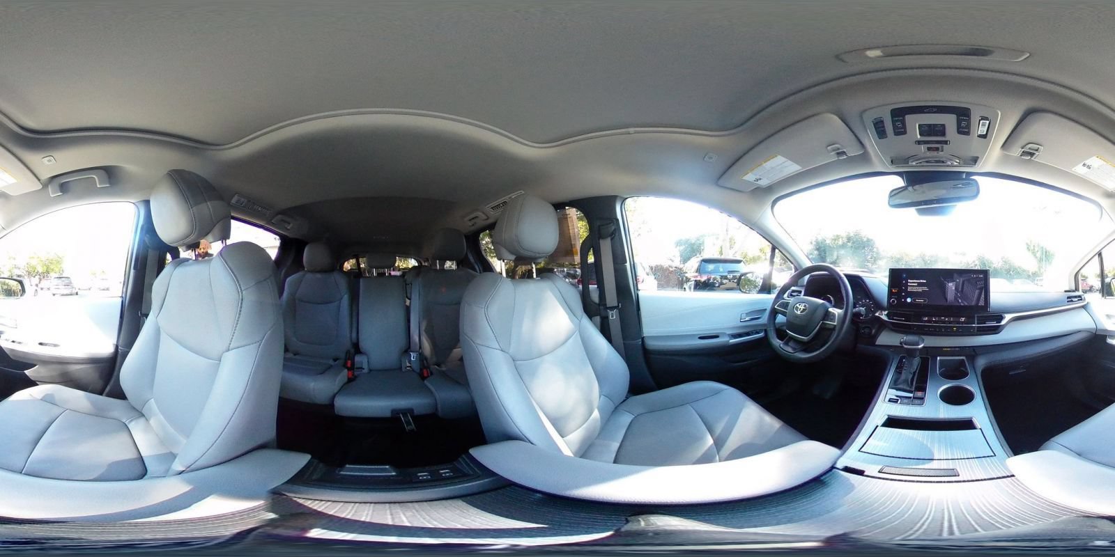 Used 2025 Toyota Sienna XLE FWD image 44