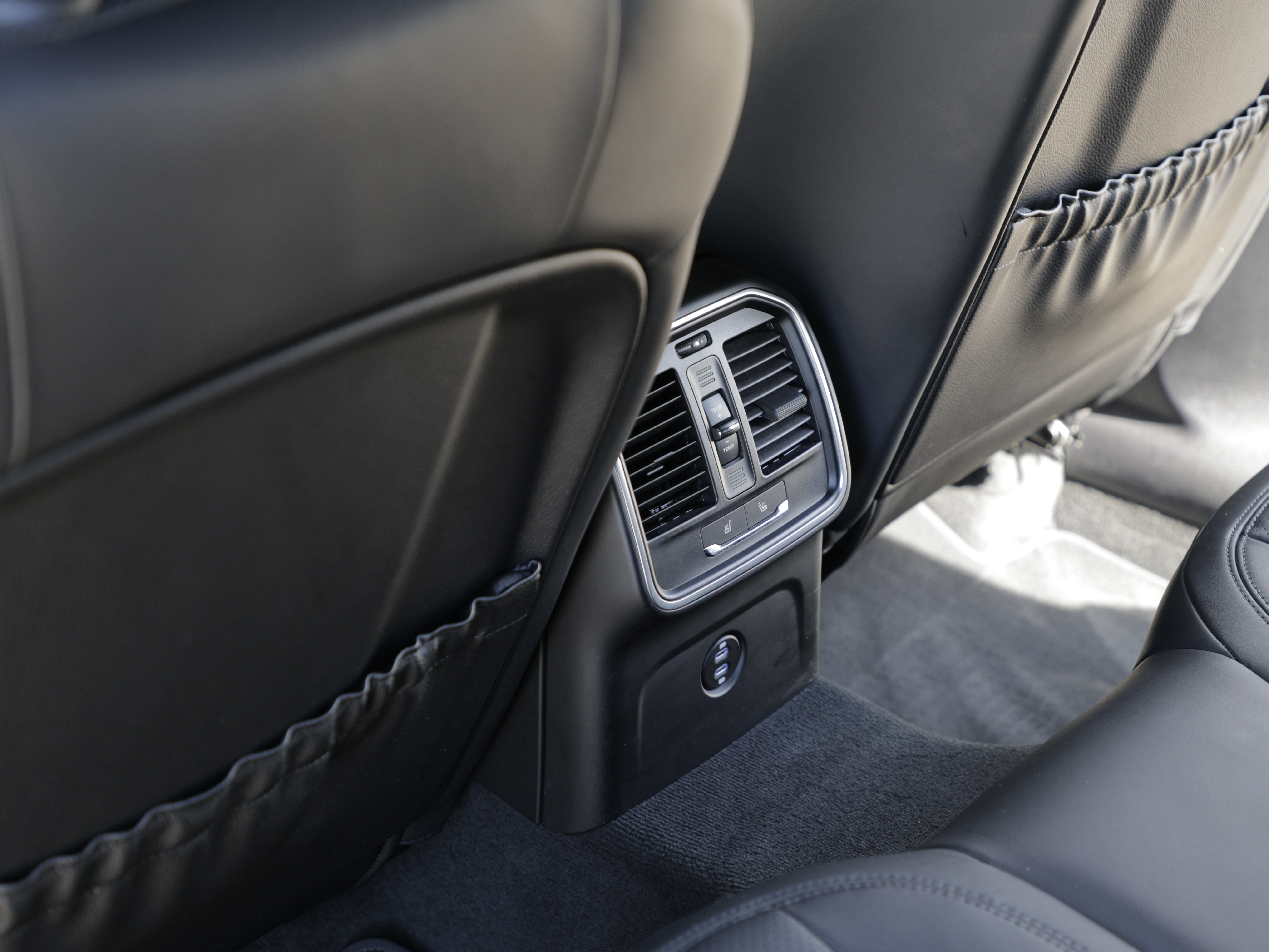 Certified 2023 Porsche Macan Turbo AWD/4WD image 17