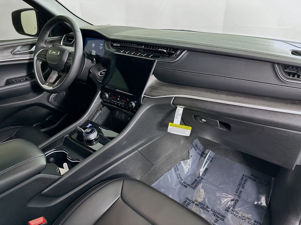 Certified 2025 Jeep Grand Cherokee Limited w/ Black Appearance Package image 37