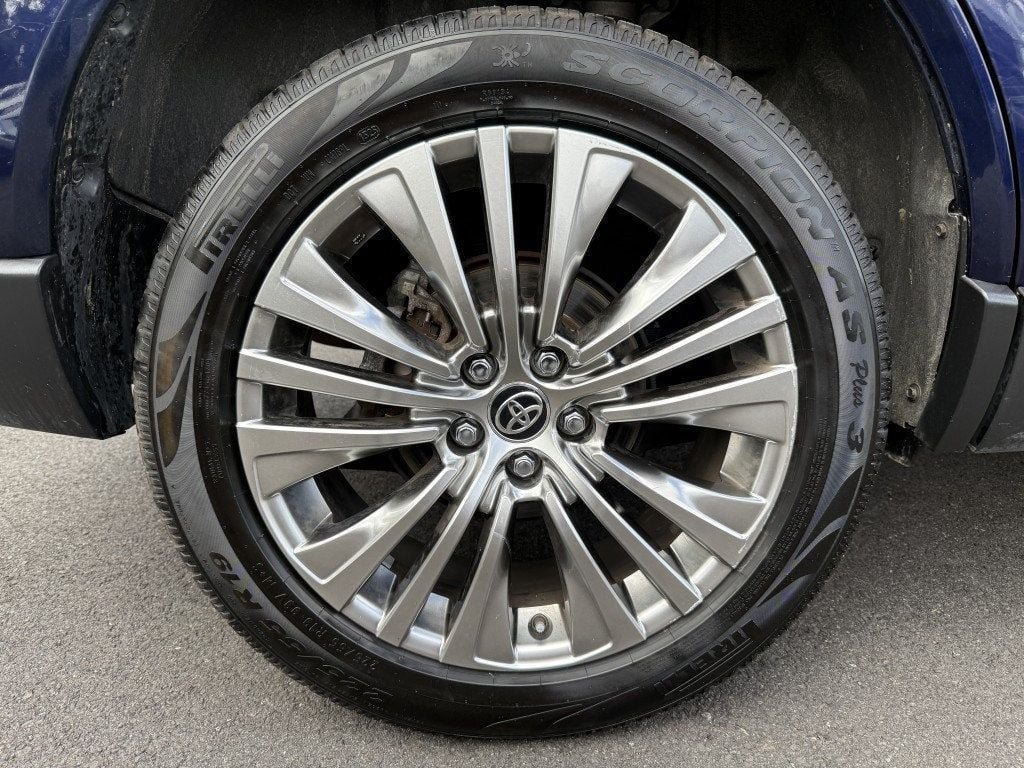 Used 2021 Toyota Venza XLE w/ Softex Package AWD/4WD image 4