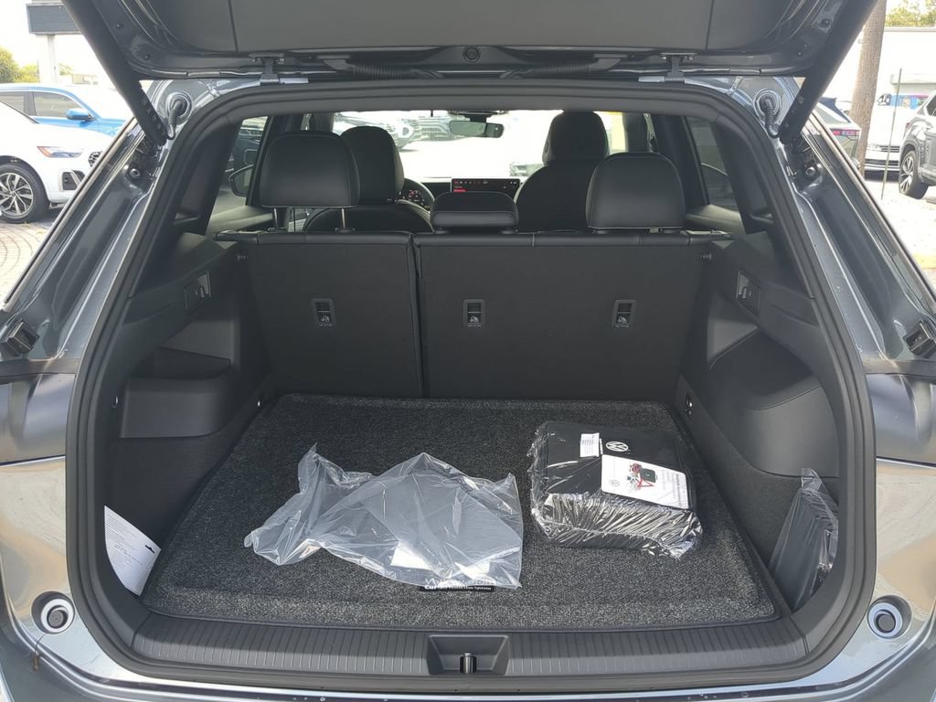 New 2026 Volkswagen Tiguan SE R-Line FWD image 9