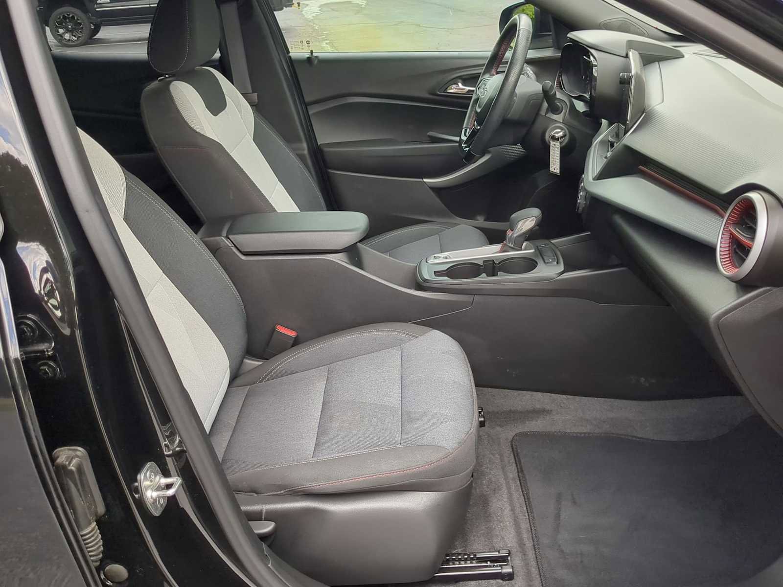 Used 2025 Chevrolet Trax RS w/ Sunroof Package FWD image 26