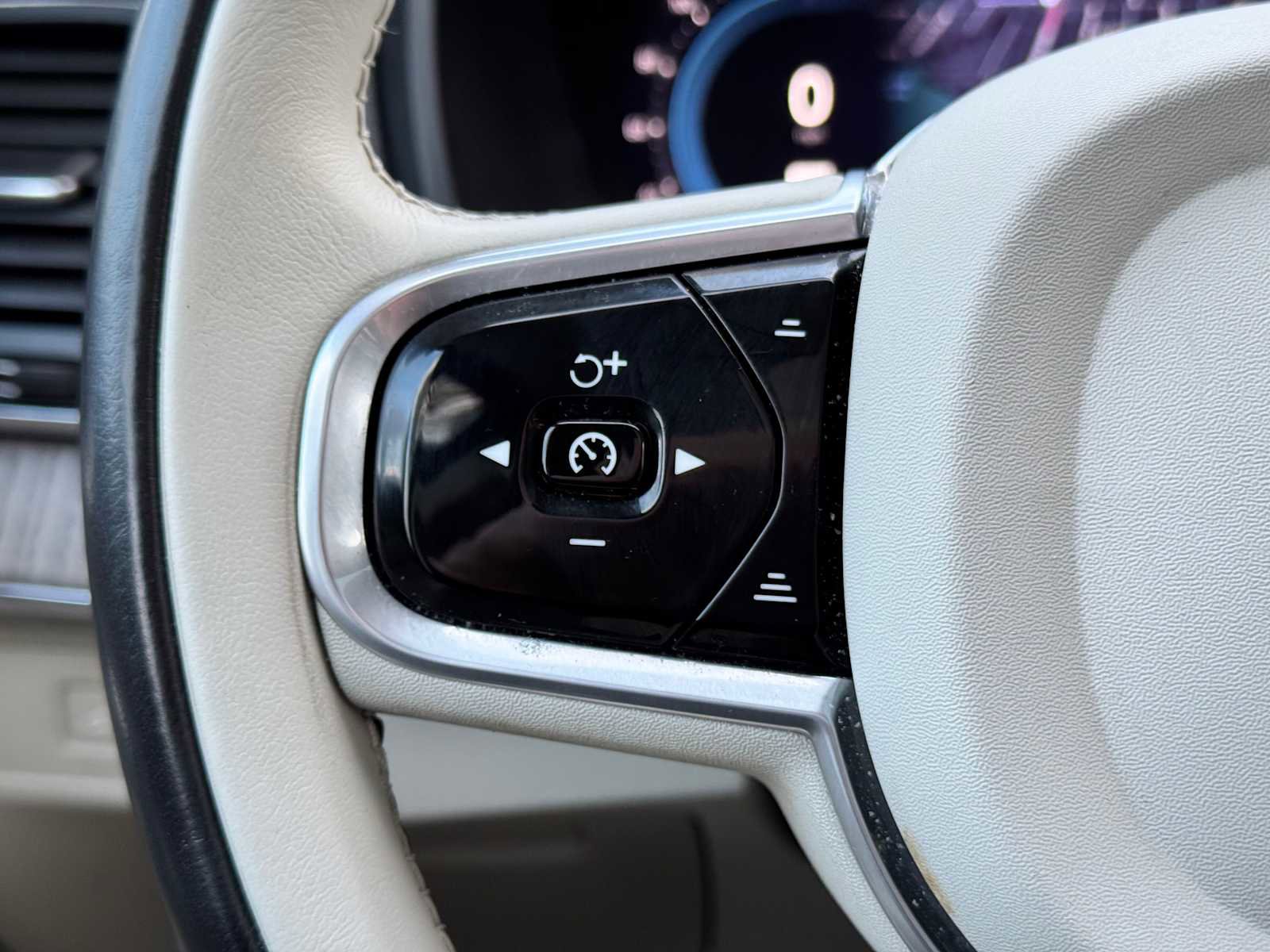 Certified 2023 Volvo XC90 T8 Core w/ Protection Package Premier image 29