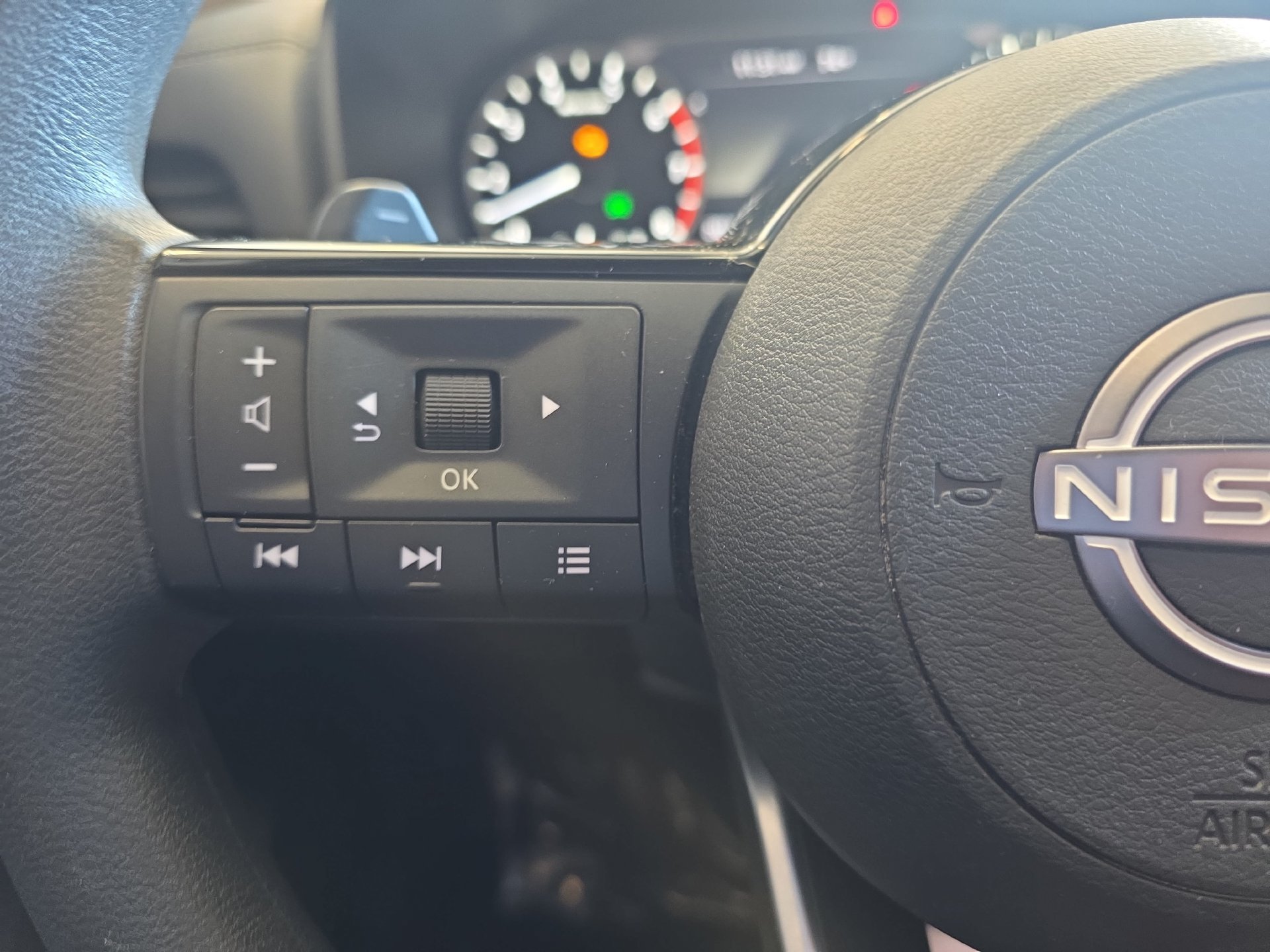 Used 2023 Nissan Rogue SV AWD/4WD image 16