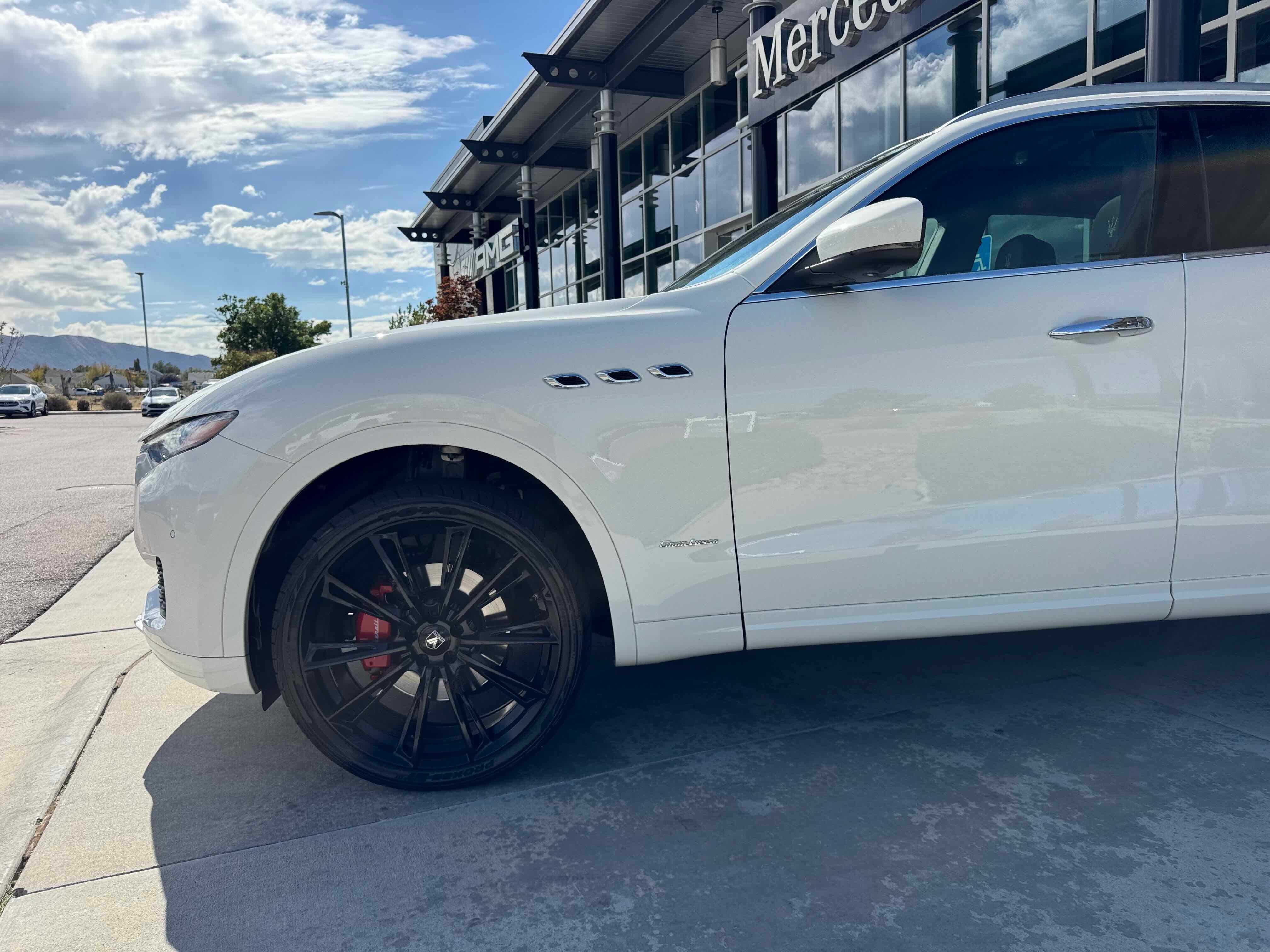Used 2018 Maserati Levante GranLusso image 2