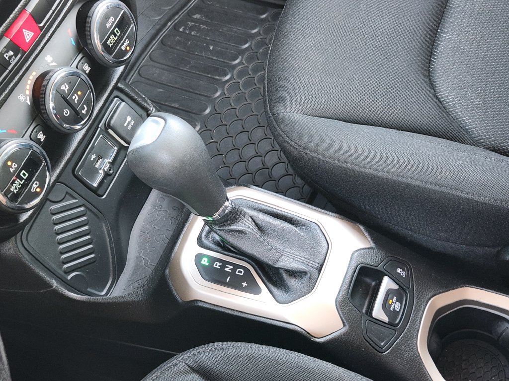 Used 2017 Jeep Renegade Latitude w/ Advanced Technology Group FWD image 20