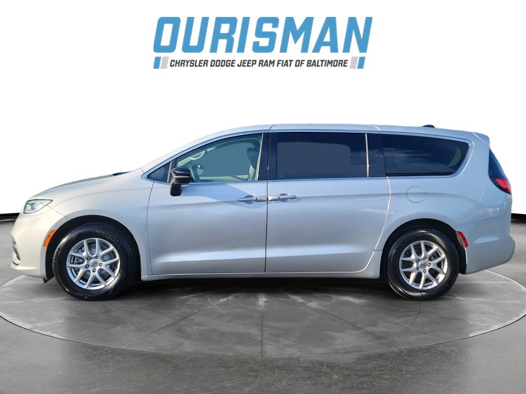 Used 2024 Chrysler Pacifica Touring-L FWD image 3