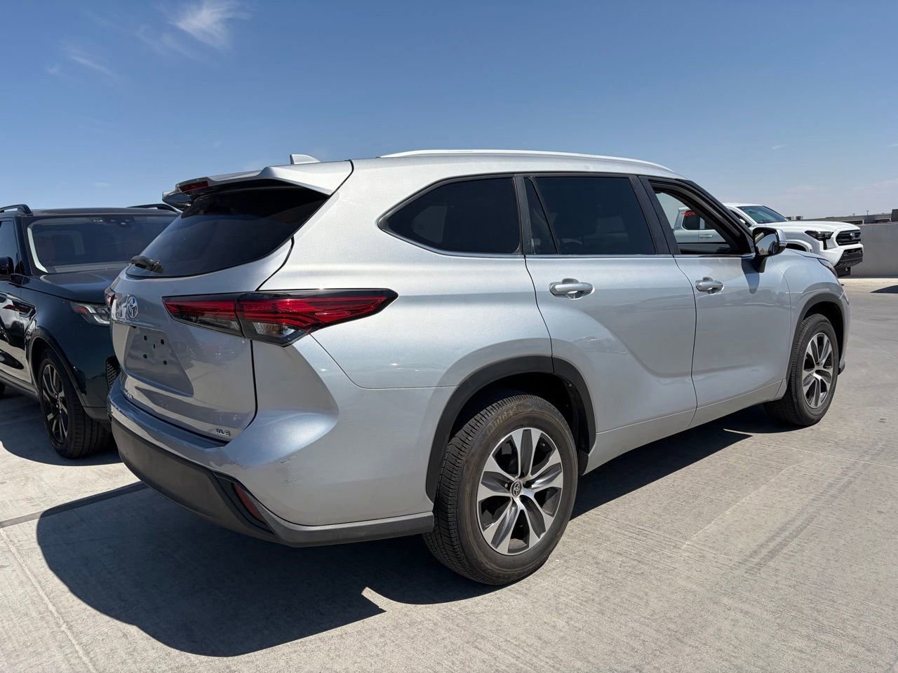 Used 2023 Toyota Highlander XLE FWD image 2