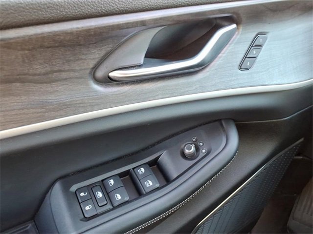 Used 2025 Jeep Grand Cherokee Limited w/ Luxury Tech Group II image 15