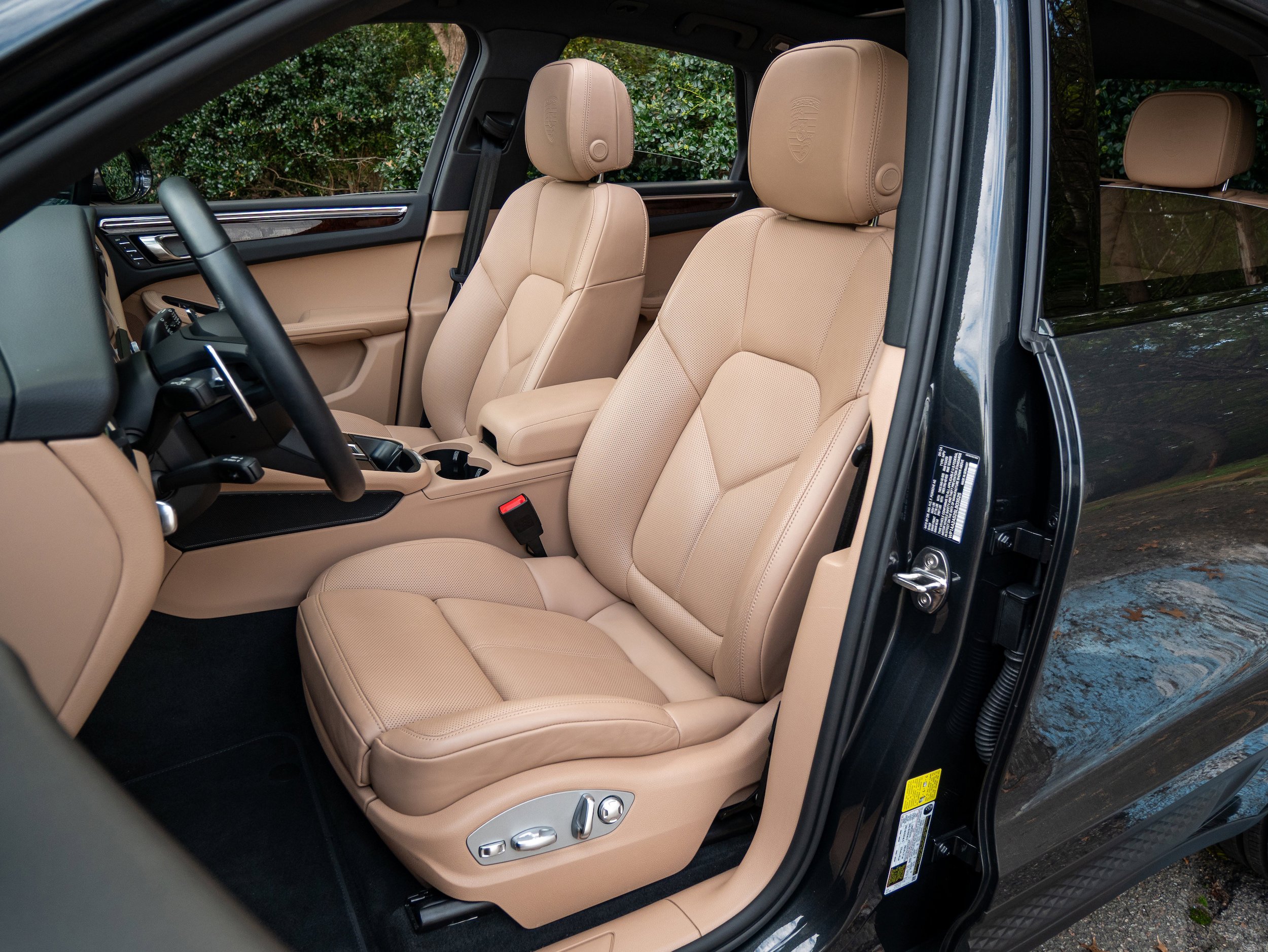 Certified 2025 Porsche Macan AWD/4WD image 5