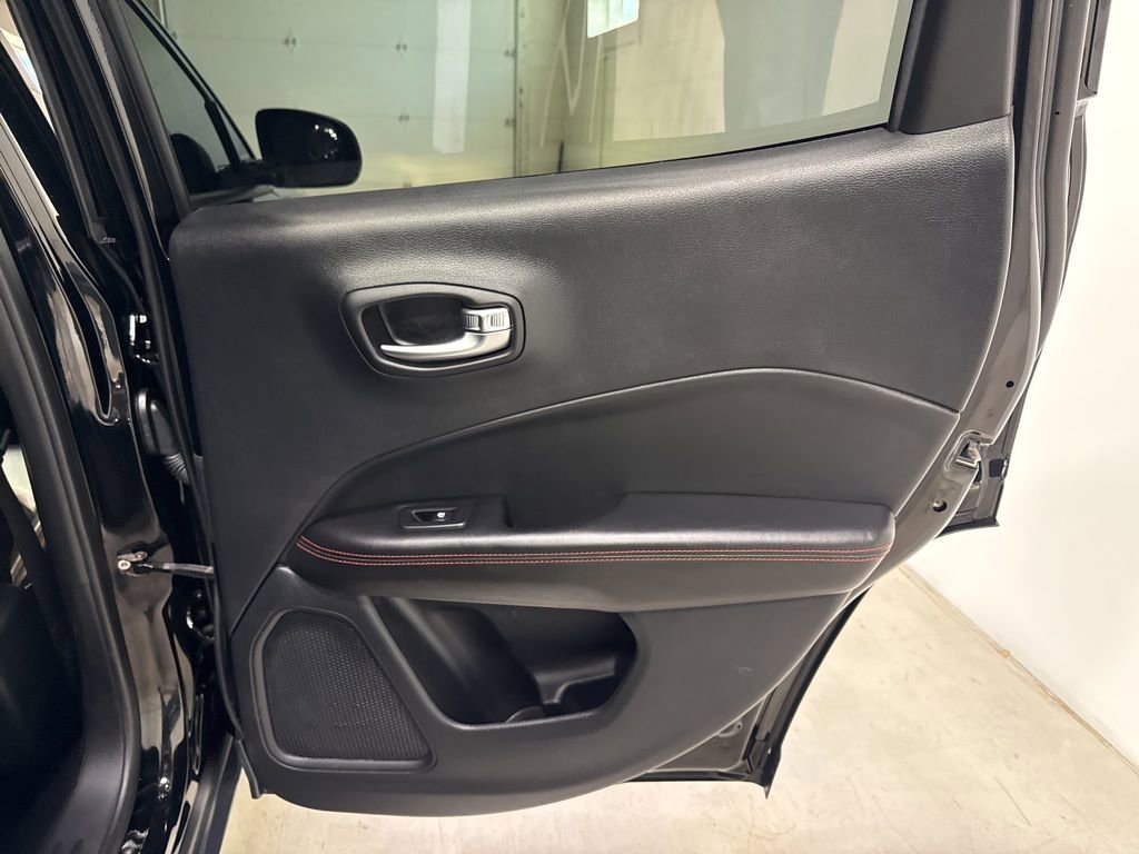 Used 2020 Jeep Compass Trailhawk AWD/4WD image 37