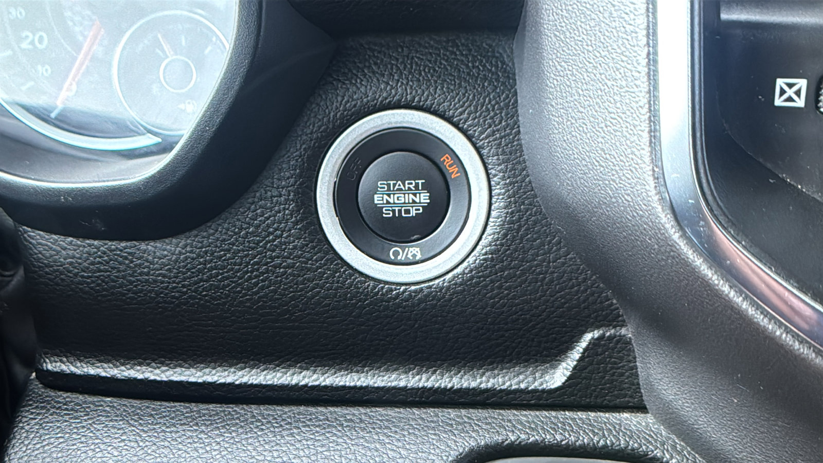 Used 2025 RAM 1500 Laramie AWD/4WD image 32