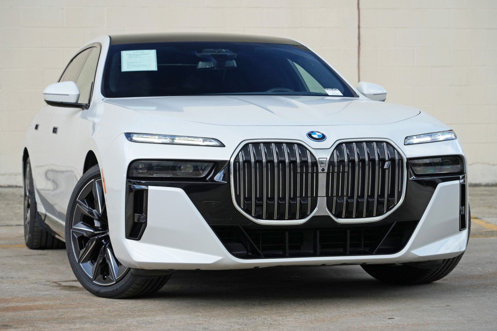 Used 2023 BMW i7 xDrive60 w/ Executive Package 2 AWD/4WD image 4
