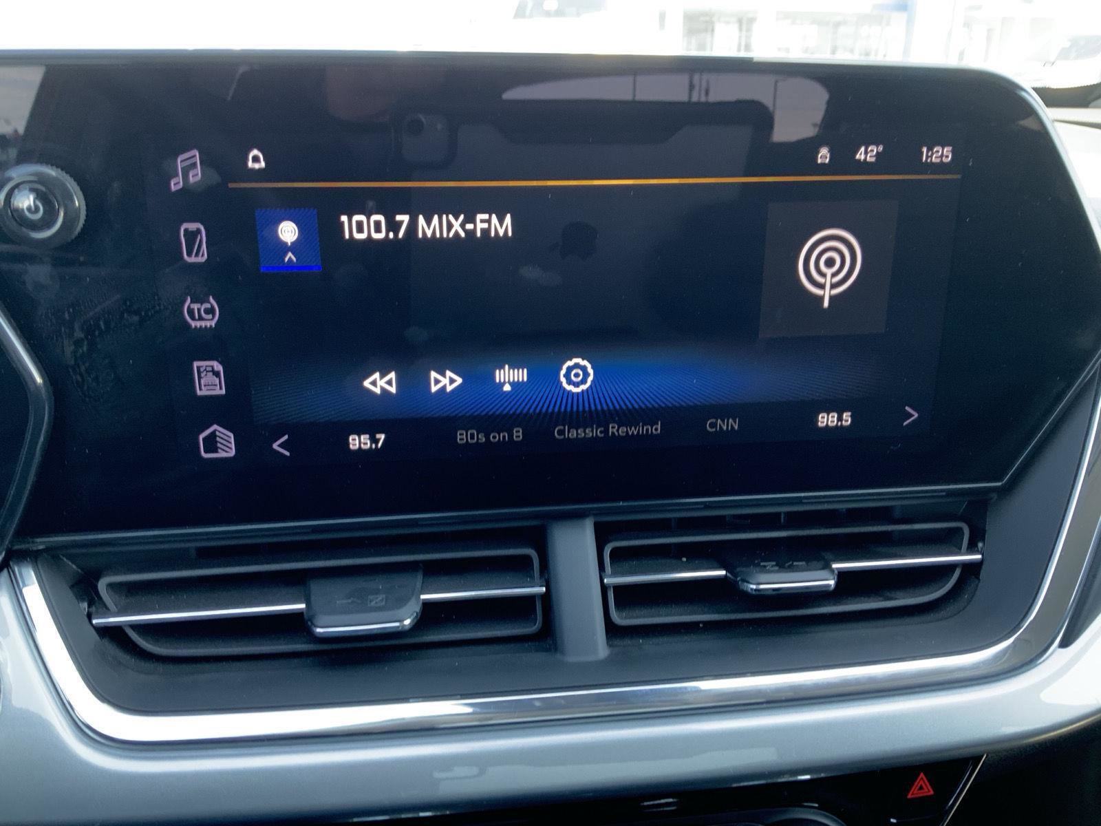 Used 2025 Chevrolet Trax LT w/ LT Convenience Package image 32