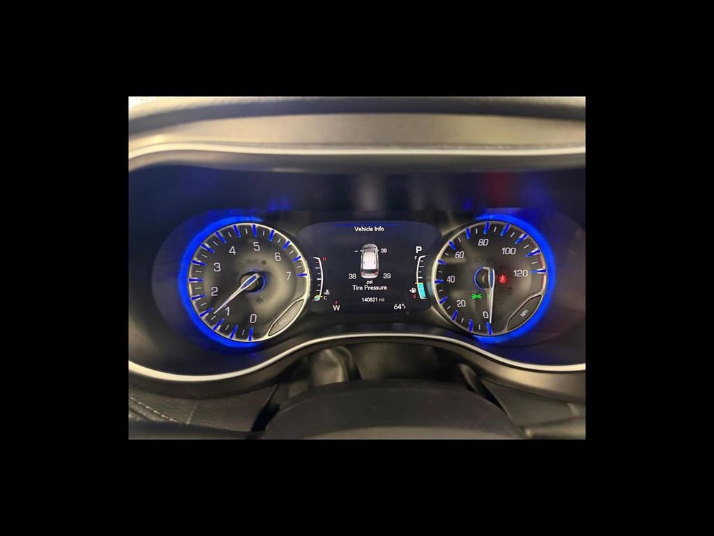 Used 2018 Chrysler Pacifica Limited w/ Tire & Wheel Group FWD image 15