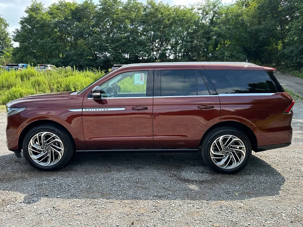 New 2027 Lincoln Navigator Reserve AWD/4WD image 2