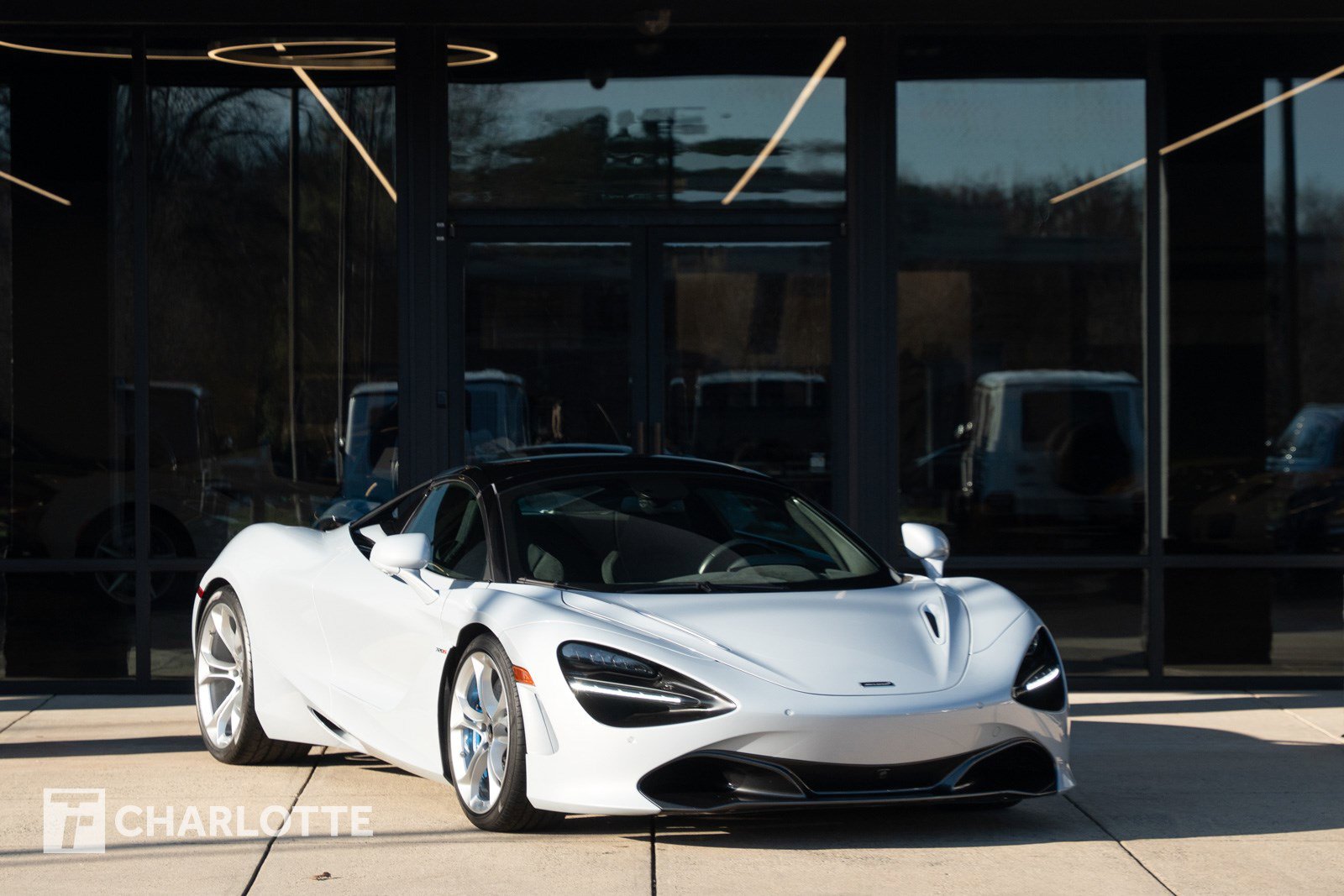 Used 2020 McLaren 720S Spider image 1