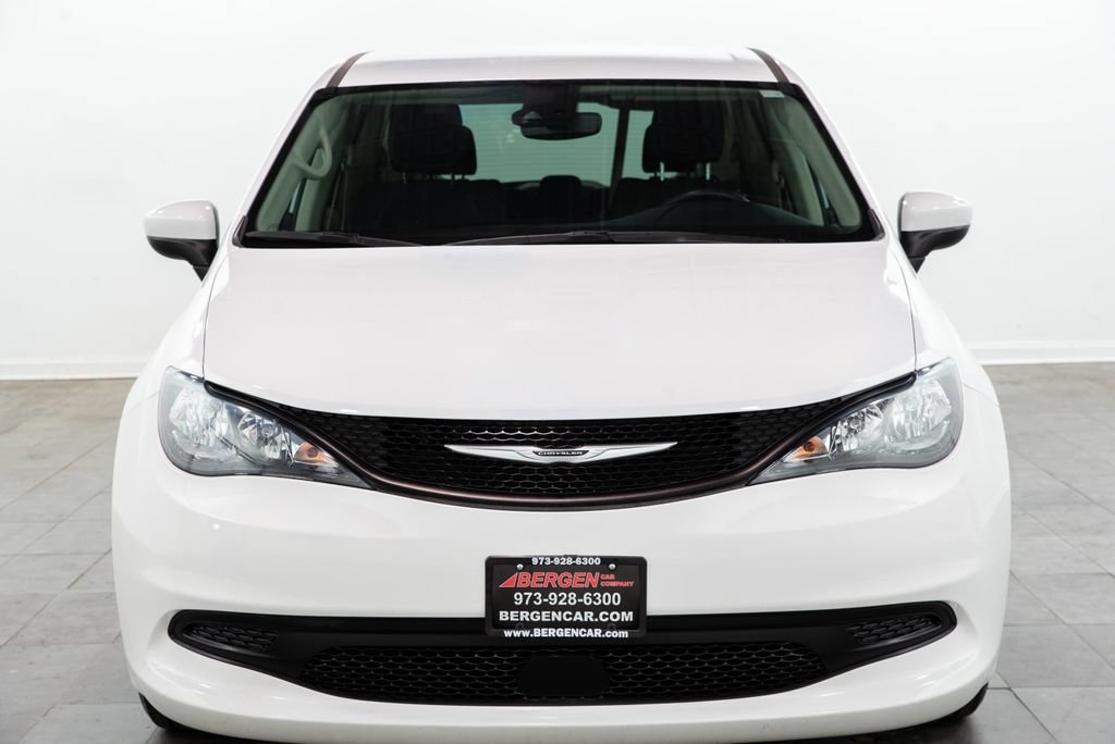 Used 2023 Chrysler Voyager LX FWD image 2