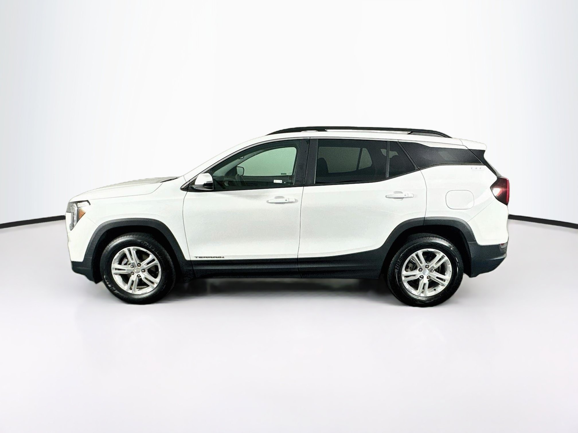 Used 2023 GMC Terrain SLE w/ Driver Convenience Package AWD/4WD image 4