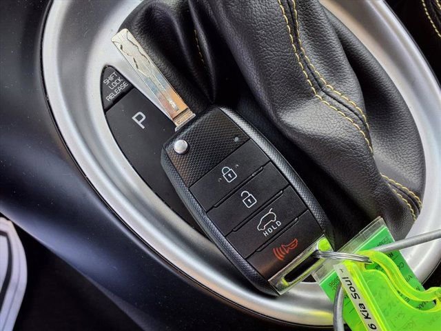 Used 2016 Kia Soul + image 11