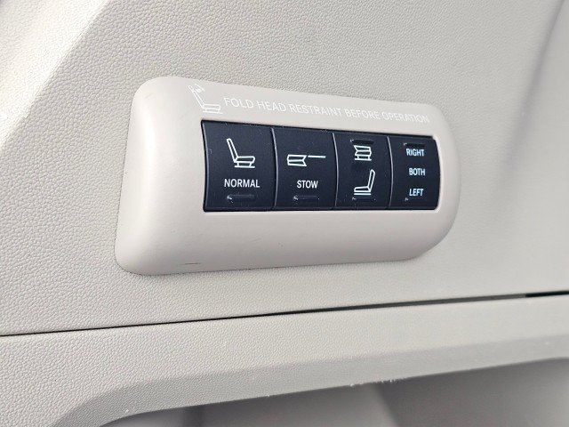 Used 2015 Chrysler Town & Country Limited FWD image 20