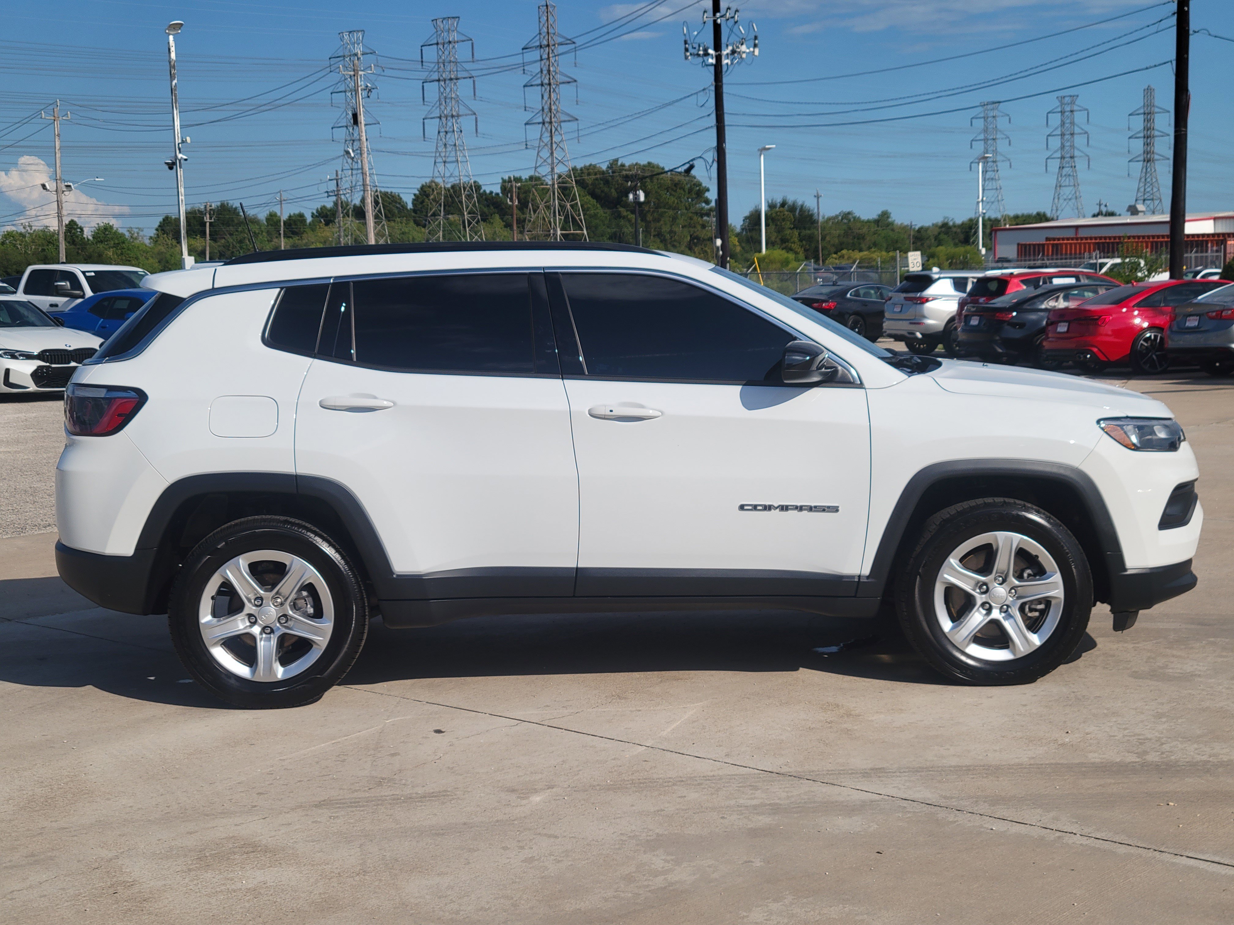 Used 2023 Jeep Compass Latitude image 3