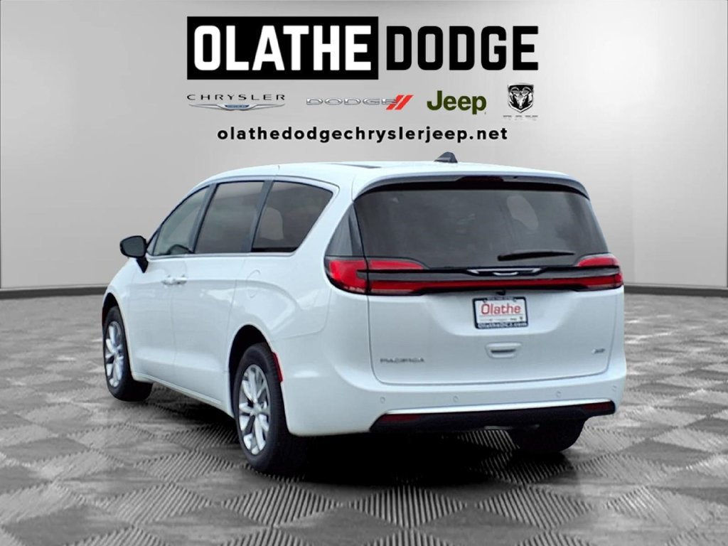 New 2027 Chrysler Pacifica Select AWD/4WD image 3