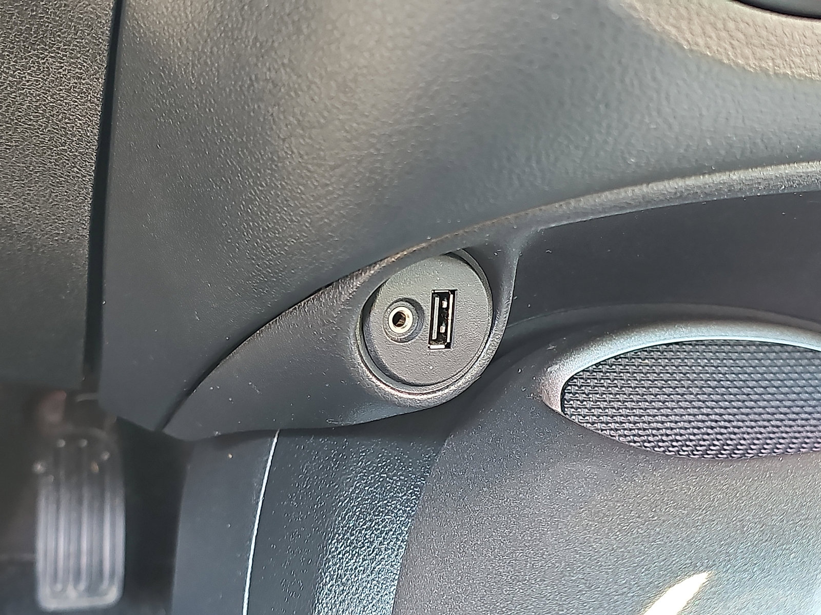 Used 2015 Nissan Juke SL image 24