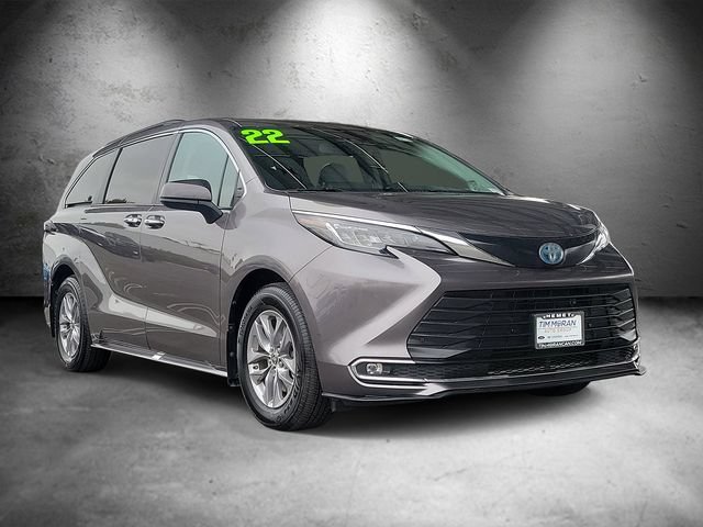 Used 2022 Toyota Sienna XLE w/ XLE Plus Package FWD image 2