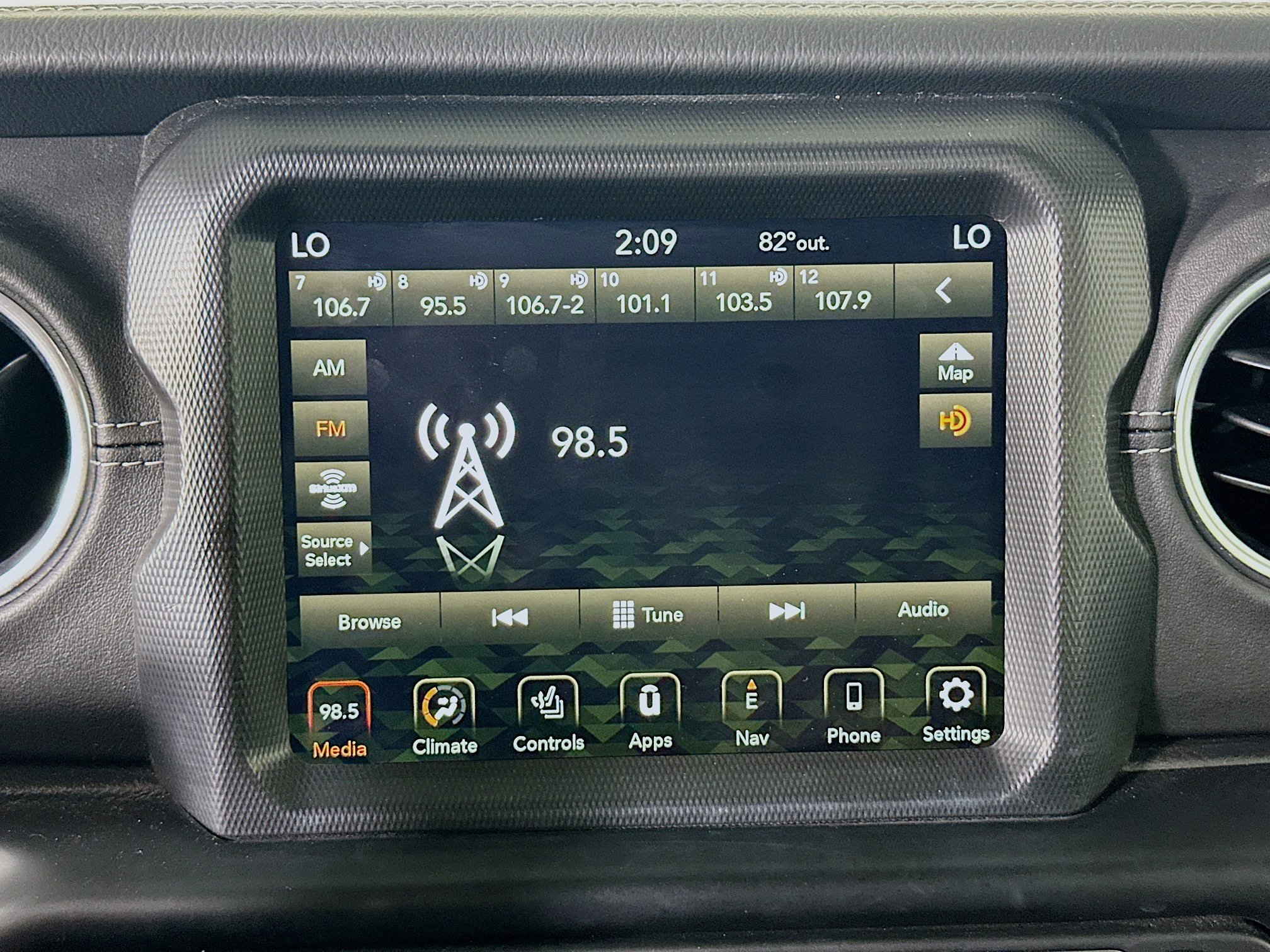 Used 2022 Jeep Wrangler Sahara w/ Cold Weather Group image 19