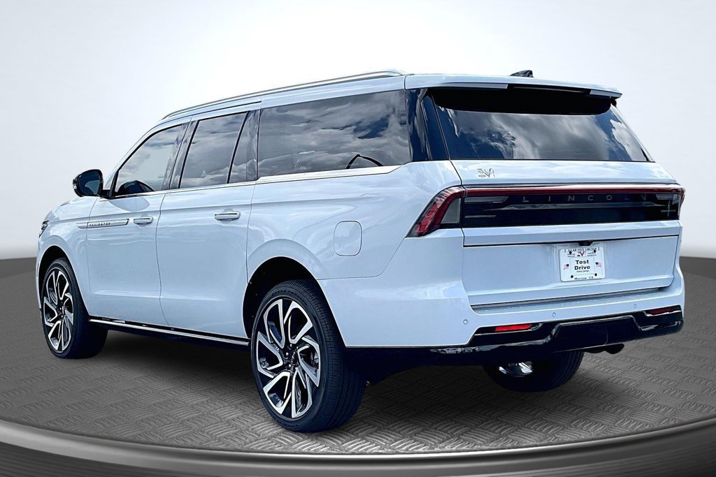 New 2026 Lincoln Navigator L Reserve AWD/4WD image 3