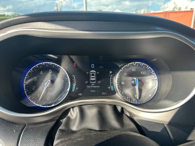 Used 2024 Chrysler Pacifica Touring-L FWD image 13