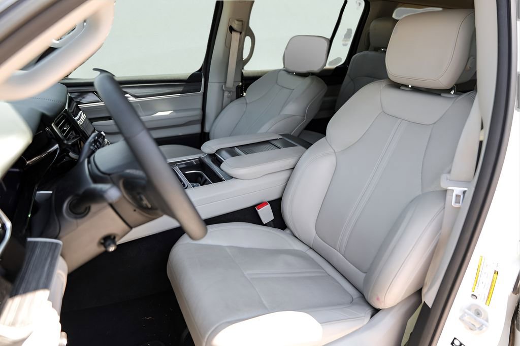 Used 2023 Jeep Wagoneer L Series III w/ Premium Group I AWD/4WD image 10