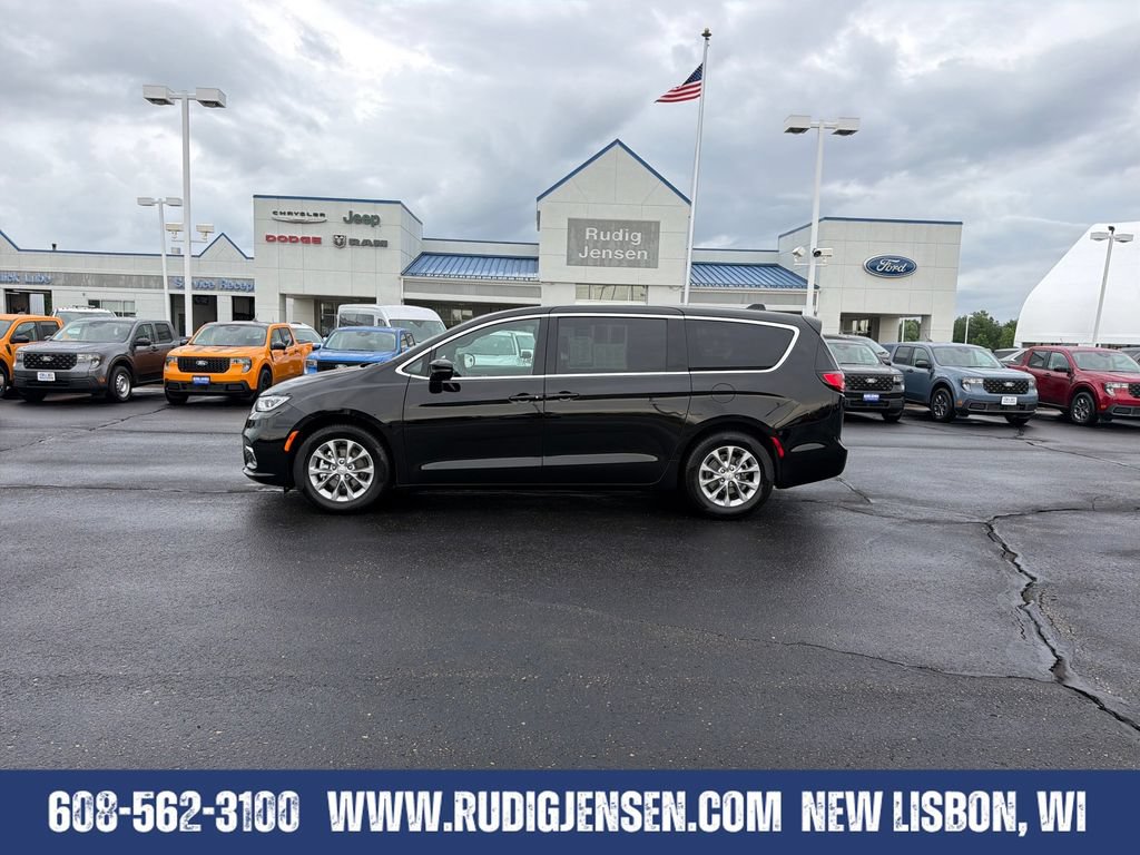 Used 2026 Chrysler Pacifica Limited FWD image 2