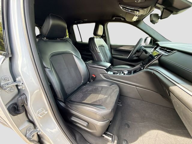 Used 2024 Jeep Grand Cherokee Altitude RWD image 14