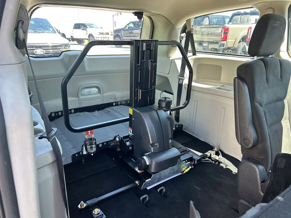 Used 2015 Dodge Grand Caravan American Value Package FWD image 20