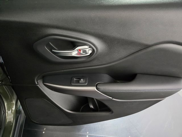 Used 2021 Jeep Cherokee Latitude FWD image 21