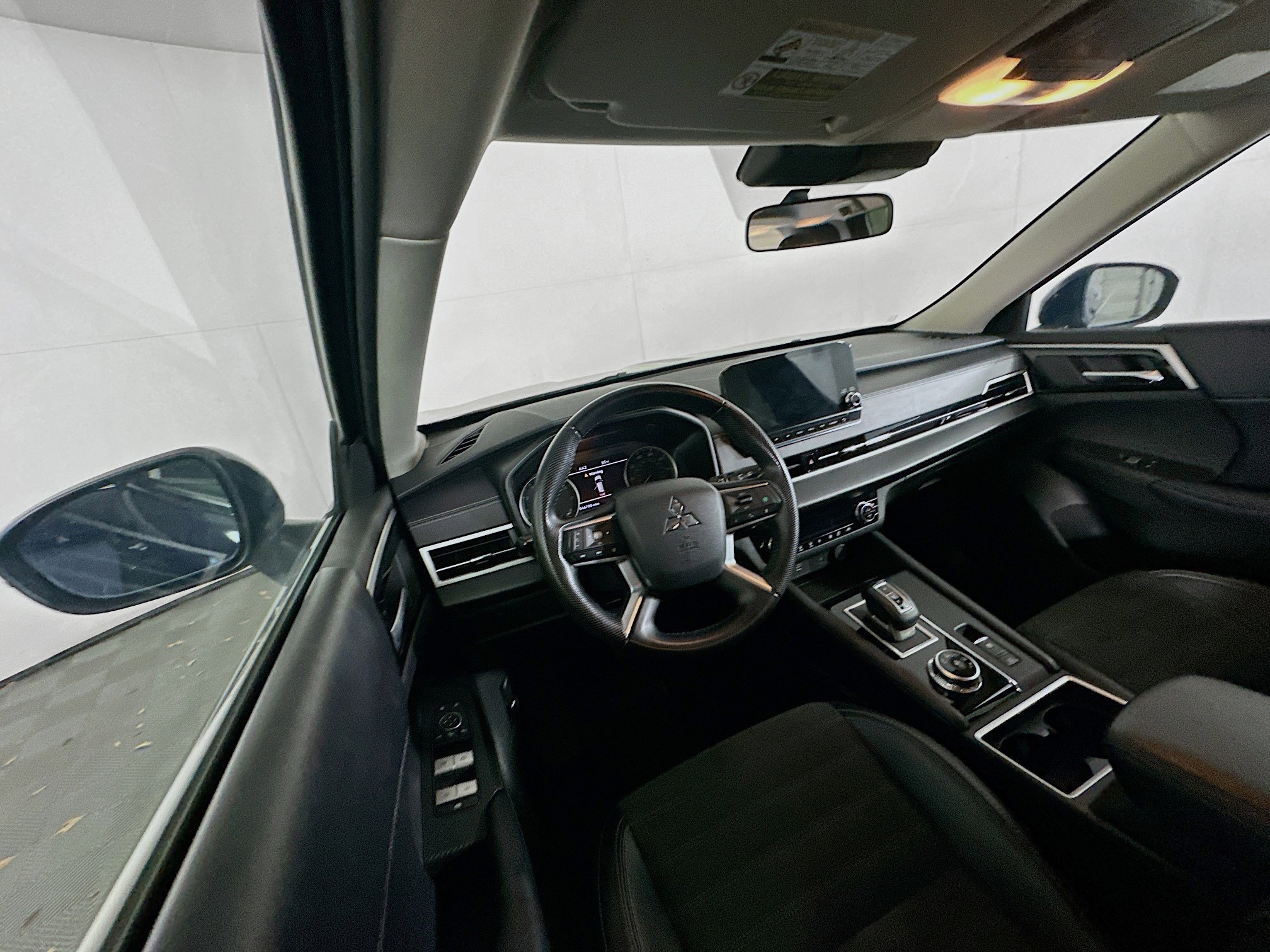 Used 2024 Mitsubishi Outlander SE image 18