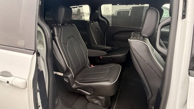 Used 2023 Chrysler Pacifica Limited w/ Uconnect Theater Family Group image 14