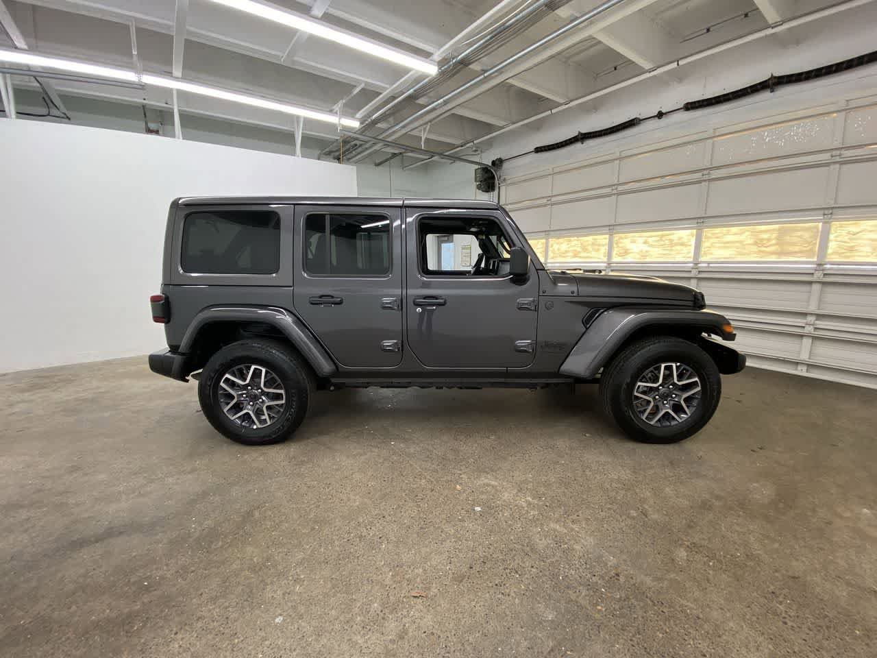 Used 2025 Jeep Wrangler Sahara image 7