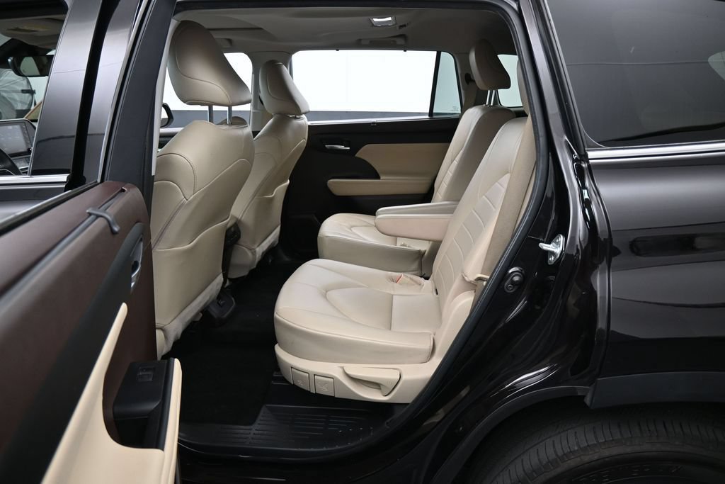 Used 2022 Toyota Highlander XLE FWD image 30