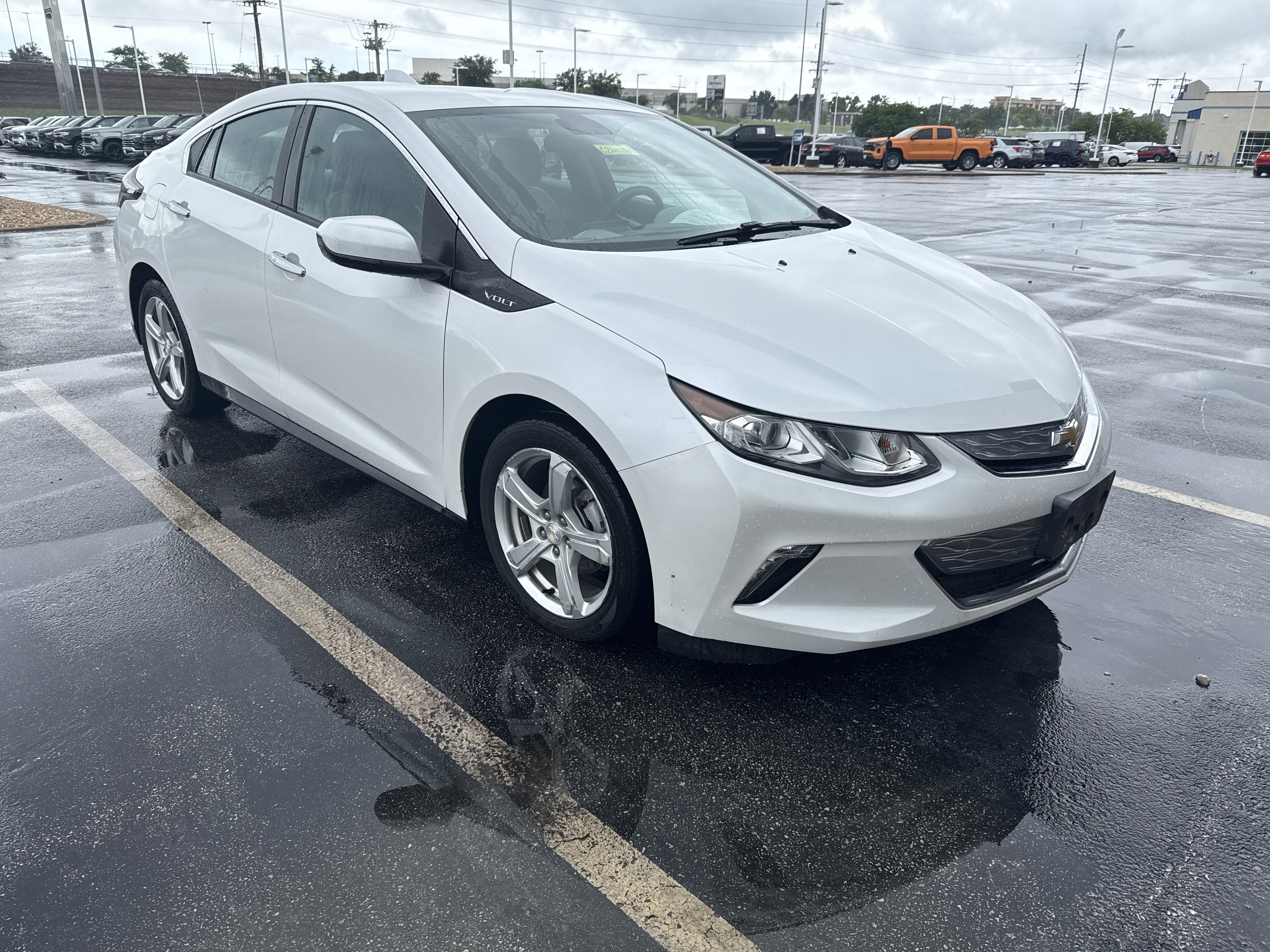 Used 2017 Chevrolet Volt LT w/ Comfort Package FWD image 3