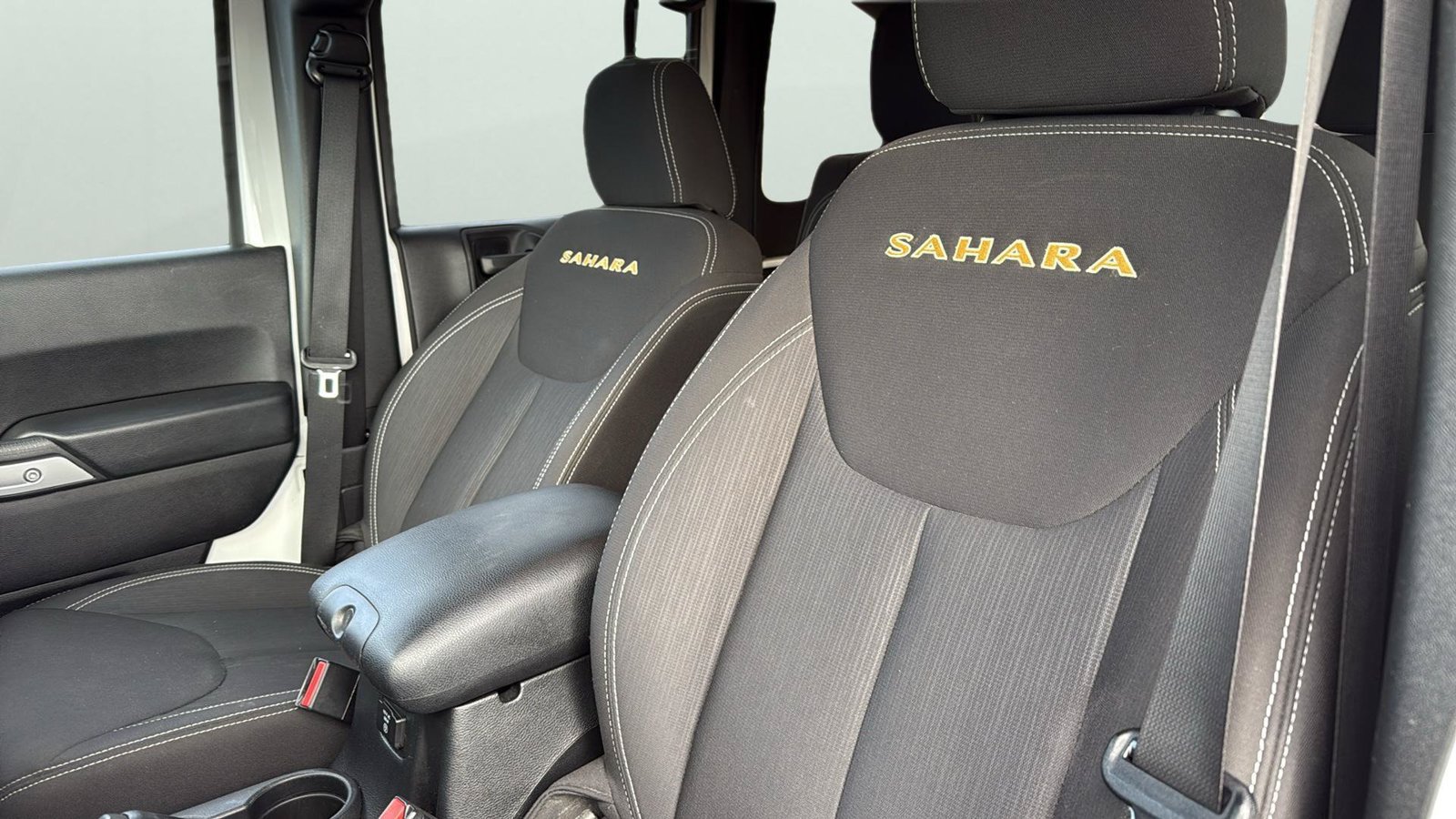 Used 2015 Jeep Wrangler Unlimited Sahara w/ Connectivity Group AWD/4WD image 12