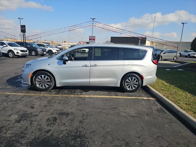 Used 2023 Chrysler Pacifica Touring-L FWD image 4