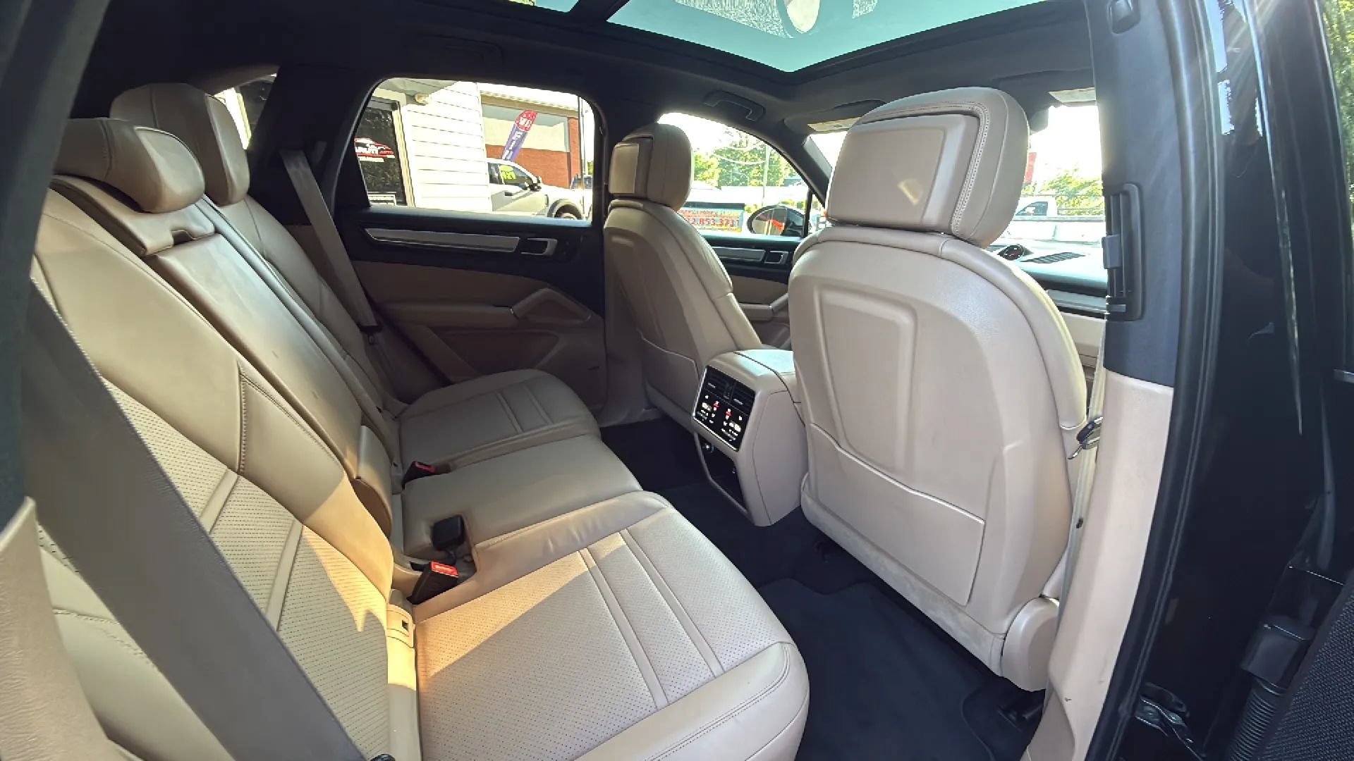 Used 2023 Porsche Cayenne Platinum Edition AWD/4WD image 25