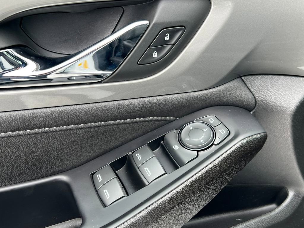 Certified 2023 Chevrolet Traverse LT w/ Rear Camera Mirror Package image 16