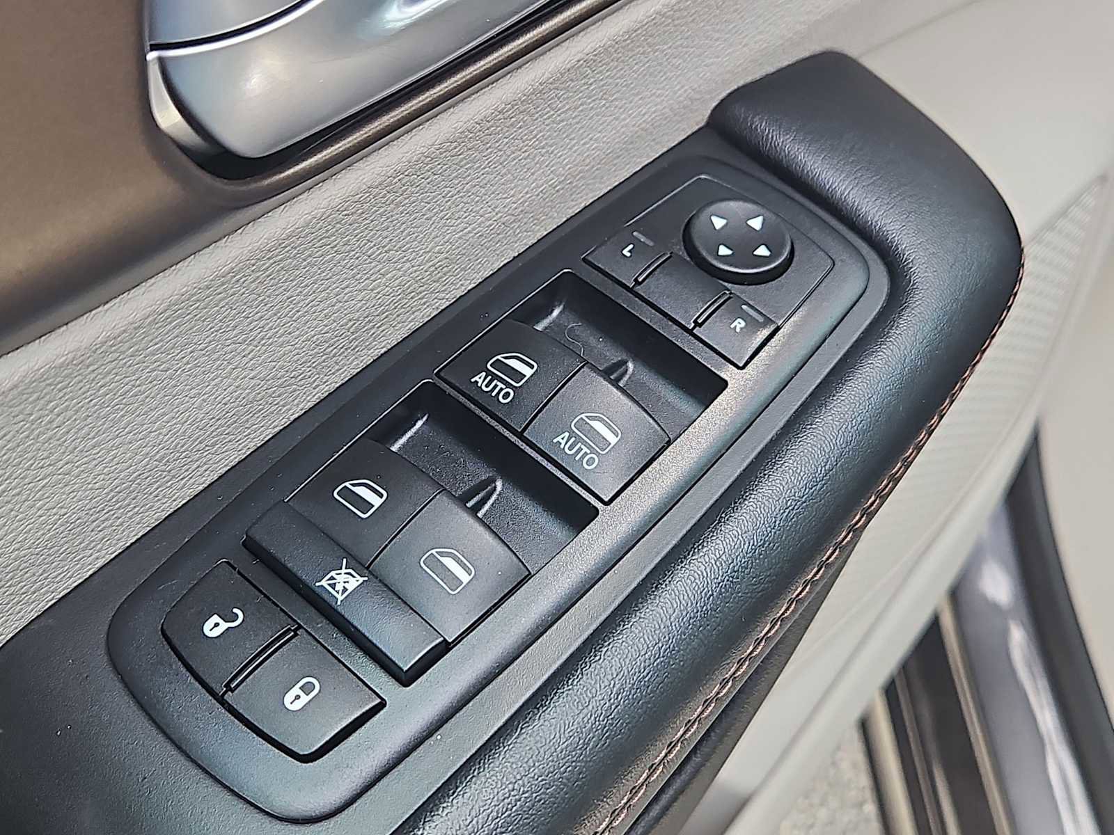 Used 2017 Chrysler Pacifica Touring-L image 26