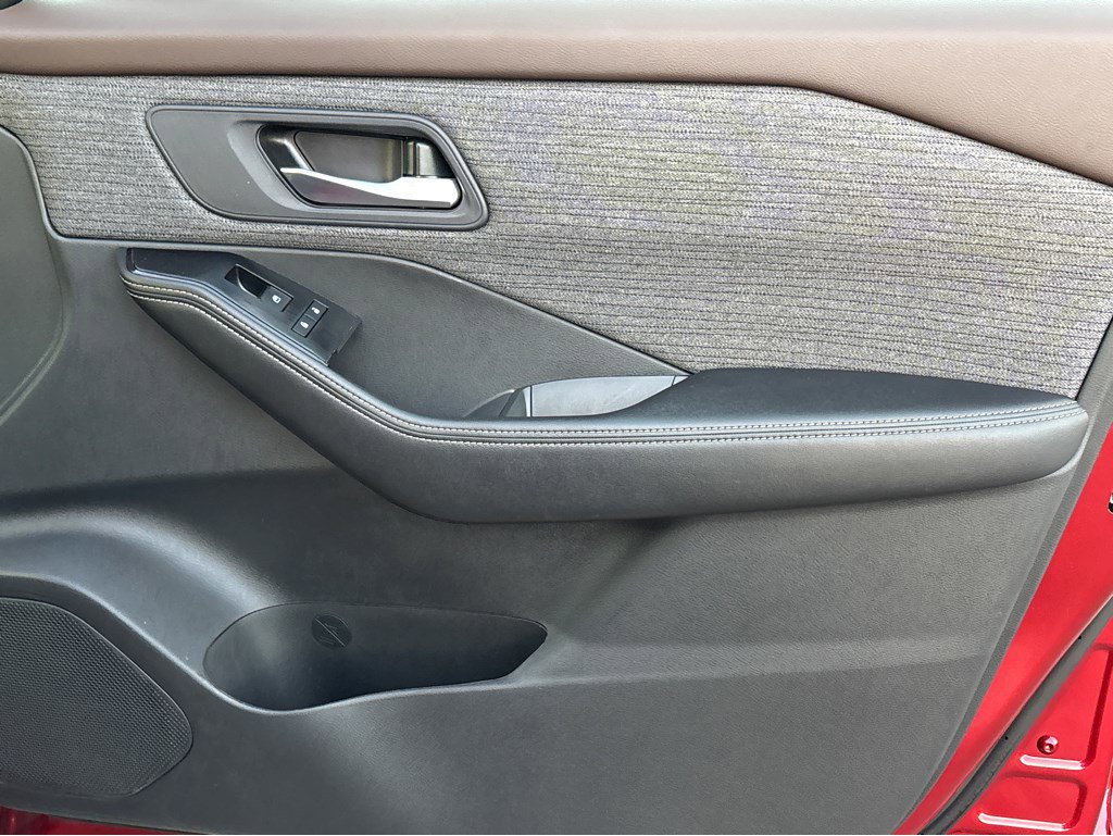 Used 2023 Nissan Rogue SV image 11